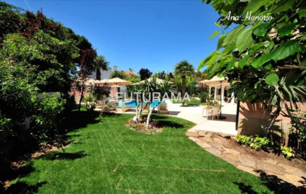 Procura uma moradia espaçosa (8 Suites) para residir com toda a família no centro de Cascais,
