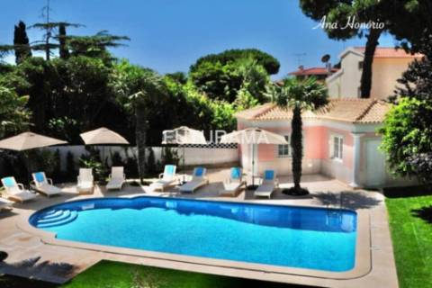 Procura uma moradia espaçosa (8 Suites) para residir com toda a família no centro de Cascais,