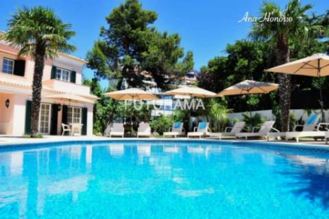 Procura uma moradia espaçosa (8 Suites) para residir com toda a família no centro de Cascais,