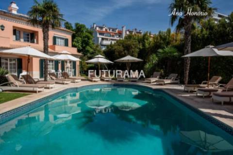 Procura uma moradia espaçosa (8 Suites) para residir com toda a família no centro de Cascais,