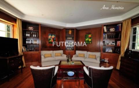 Procura uma moradia espaçosa (8 Suites) para residir com toda a família no centro de Cascais,