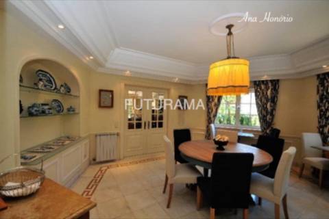 Procura uma moradia espaçosa (8 Suites) para residir com toda a família no centro de Cascais,