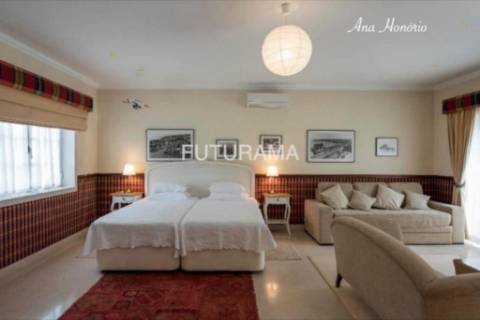 Procura uma moradia espaçosa (8 Suites) para residir com toda a família no centro de Cascais,