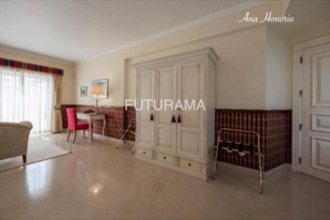 Procura uma moradia espaçosa (8 Suites) para residir com toda a família no centro de Cascais,