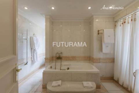 Procura uma moradia espaçosa (8 Suites) para residir com toda a família no centro de Cascais,