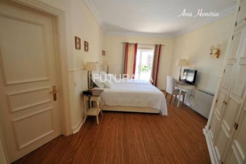 Procura uma moradia espaçosa (8 Suites) para residir com toda a família no centro de Cascais,