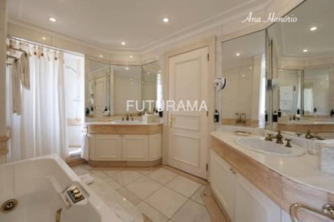 Procura uma moradia espaçosa (8 Suites) para residir com toda a família no centro de Cascais,