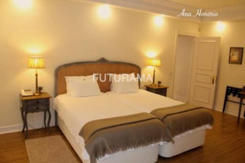 Procura uma moradia espaçosa (8 Suites) para residir com toda a família no centro de Cascais,