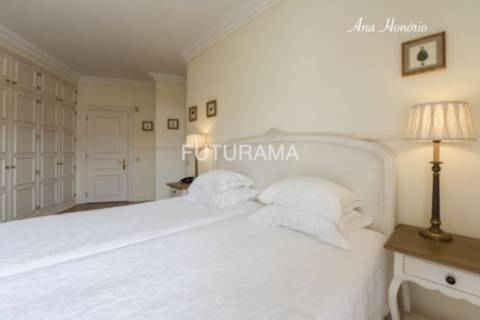 Procura uma moradia espaçosa (8 Suites) para residir com toda a família no centro de Cascais,