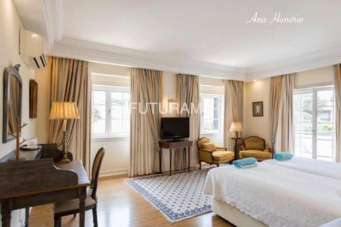 Procura uma moradia espaçosa (8 Suites) para residir com toda a família no centro de Cascais,