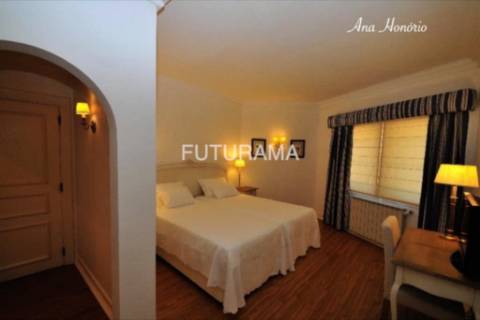 Procura uma moradia espaçosa (8 Suites) para residir com toda a família no centro de Cascais,