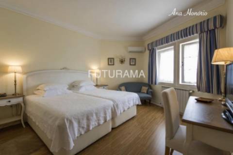 Procura uma moradia espaçosa (8 Suites) para residir com toda a família no centro de Cascais,