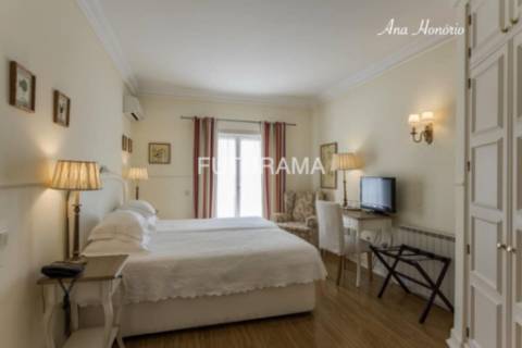 Procura uma moradia espaçosa (8 Suites) para residir com toda a família no centro de Cascais,