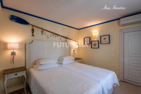 Procura uma moradia espaçosa (8 Suites) para residir com toda a família no centro de Cascais,