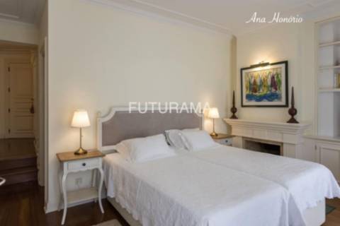 Procura uma moradia espaçosa (8 Suites) para residir com toda a família no centro de Cascais,