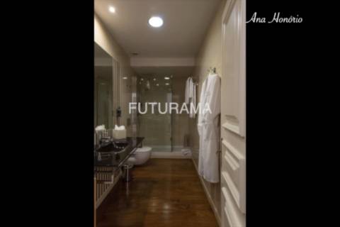 Procura uma moradia espaçosa (8 Suites) para residir com toda a família no centro de Cascais,