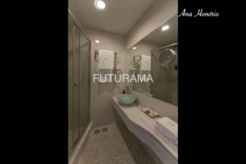 Procura uma moradia espaçosa (8 Suites) para residir com toda a família no centro de Cascais,