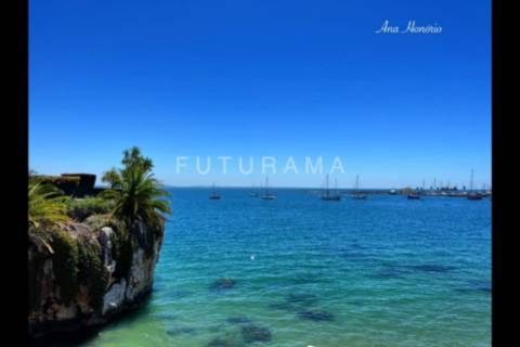 Procura uma moradia espaçosa (8 Suites) para residir com toda a família no centro de Cascais,