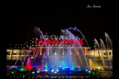 Procura uma moradia espaçosa (8 Suites) para residir com toda a família no centro de Cascais,