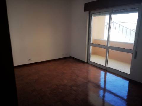 Apartamento T2 Parede Centro a 3 minutos da Estação da CP