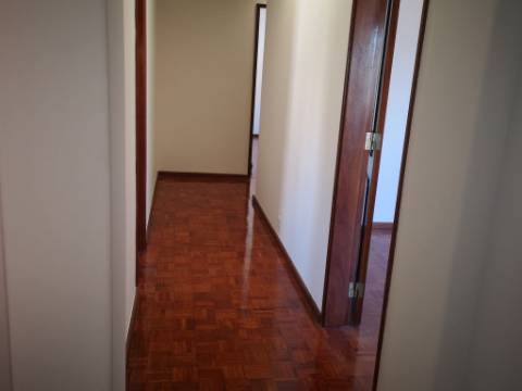 Apartamento T2 Parede Centro a 3 minutos da Estação da CP