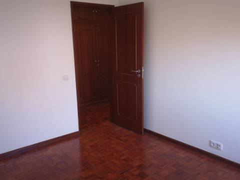 Apartamento T2 Parede Centro a 3 minutos da Estação da CP