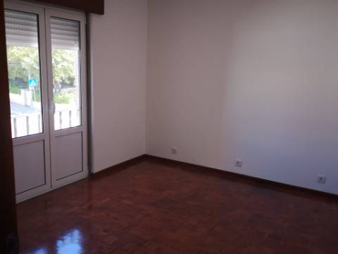 Apartamento T2 Parede Centro a 3 minutos da Estação da CP