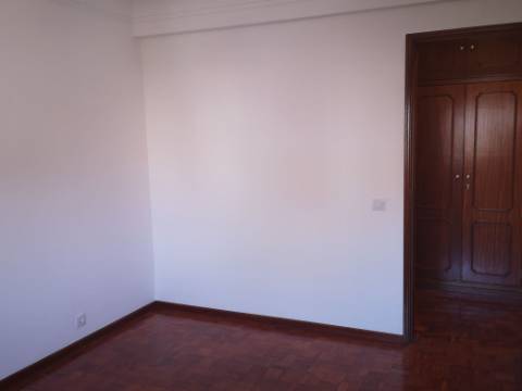 Apartamento T2 Parede Centro a 3 minutos da Estação da CP