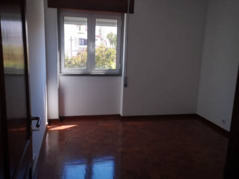 Apartamento T2 Parede Centro a 3 minutos da Estação da CP