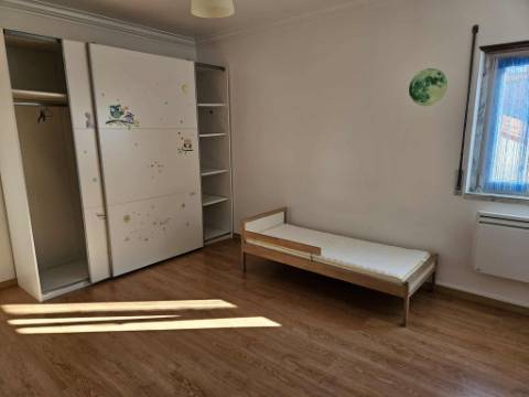 Apartamento T2 - Remodelado e Mobilado - Madorna - São Domingos de Rana