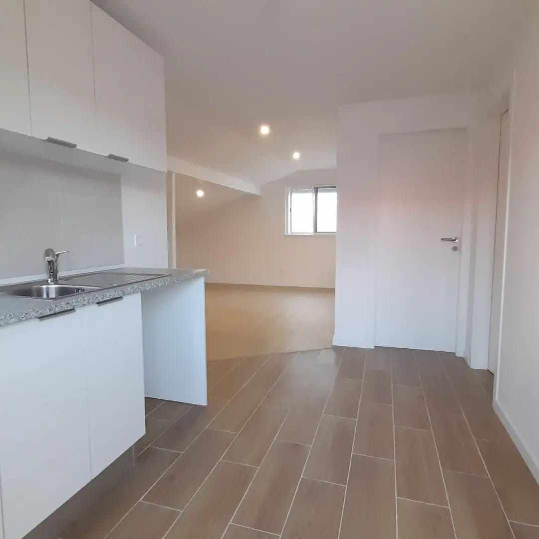 T2 Porto Salvo em águas furtadas de moradia com agua e luz incluida