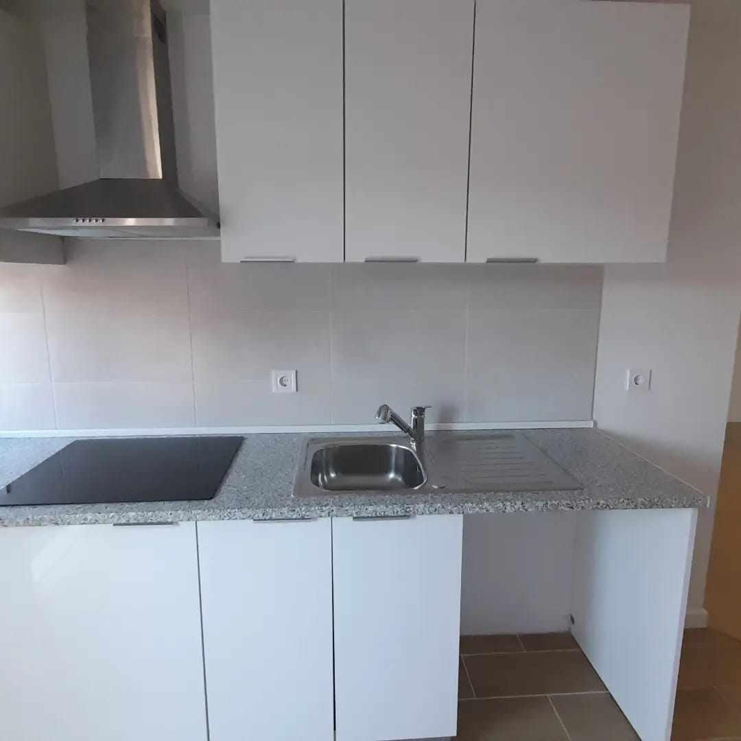 T2 Porto Salvo em águas furtadas de moradia com agua e luz incluida