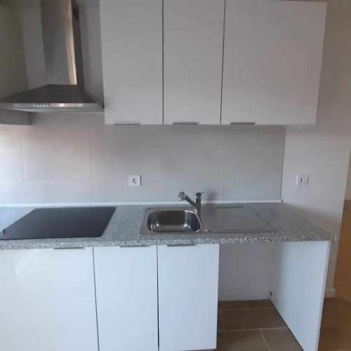 T2 Porto Salvo em águas furtadas de moradia com agua e luz incluida