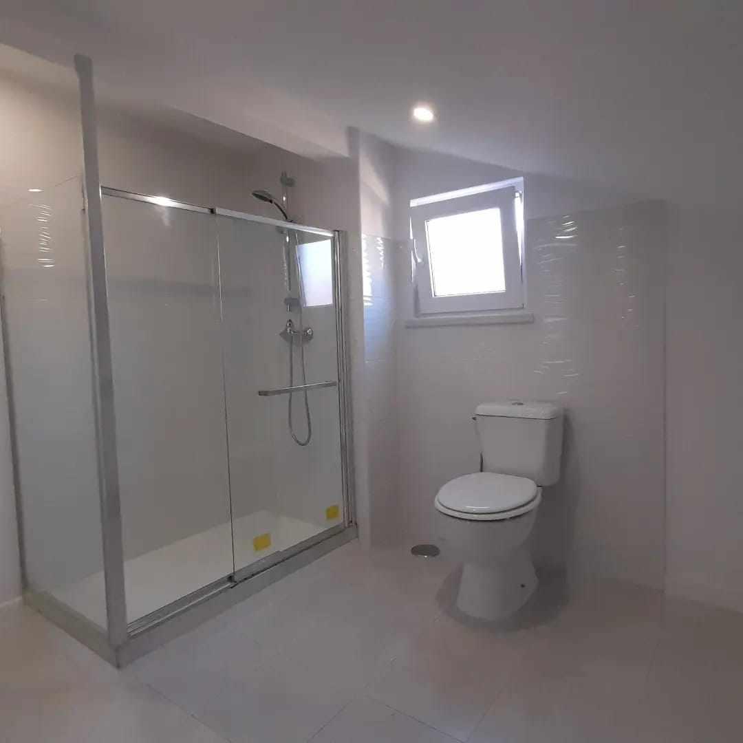 T2 Porto Salvo em águas furtadas de moradia com agua e luz incluida