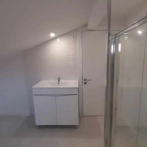 T2 Porto Salvo em águas furtadas de moradia com agua e luz incluida