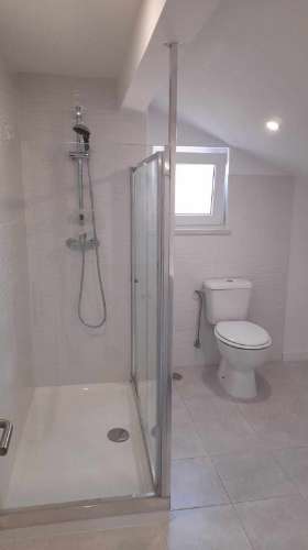 T2 Porto Salvo em águas furtadas de moradia com agua e luz incluida