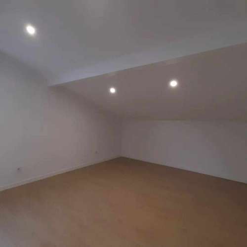 T2 Porto Salvo em águas furtadas de moradia com agua e luz incluida