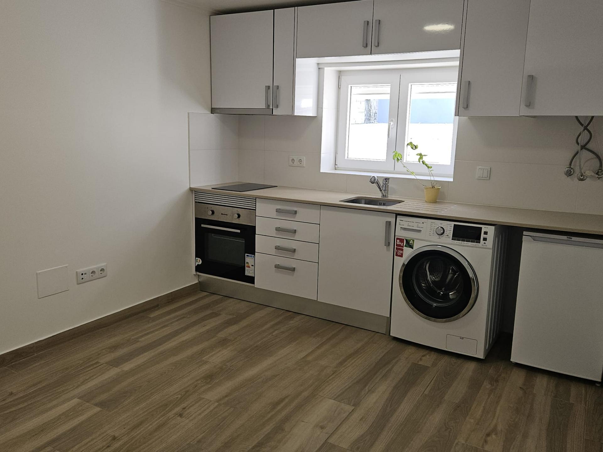 Cave remodelada na Parede - Cascais