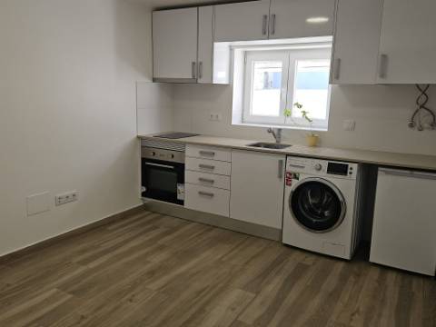 Cave remodelada na Parede - Cascais