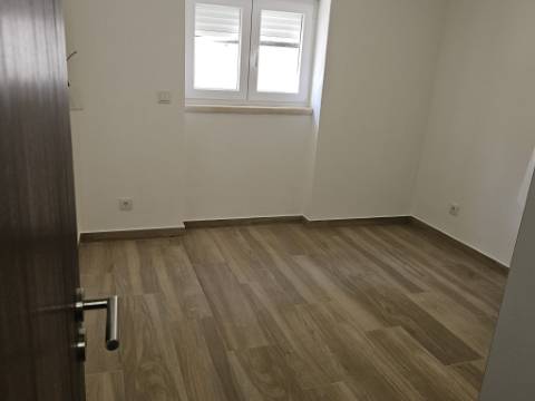 Cave remodelada na Parede - Cascais