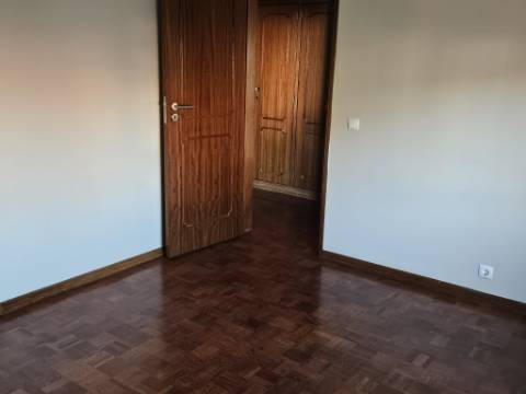 Apartamento T2 - vista de mar no centro da Parede