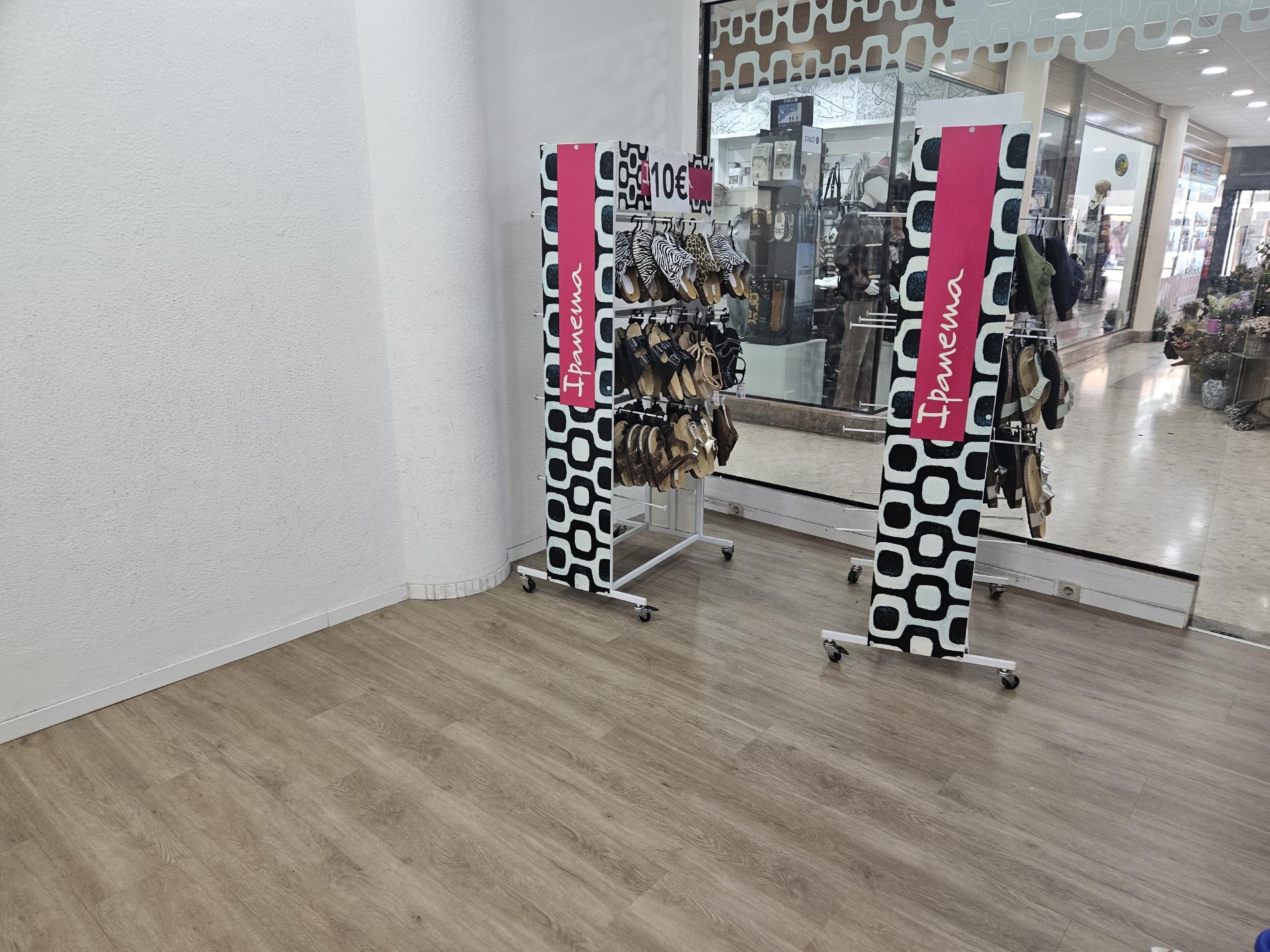 Loja no RC do Centro Comercial da Parede