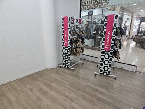 Loja no RC do Centro Comercial da Parede