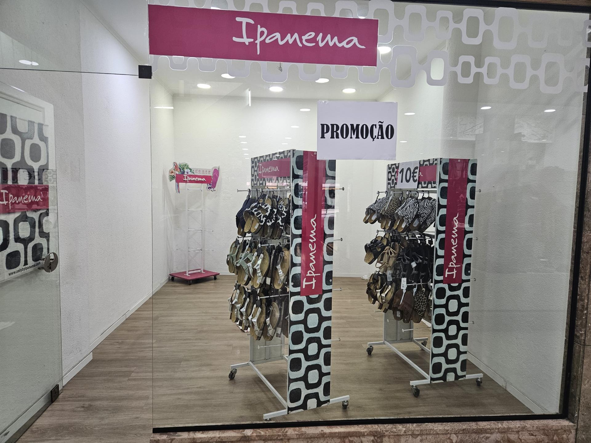 Loja no RC do Centro Comercial da Parede