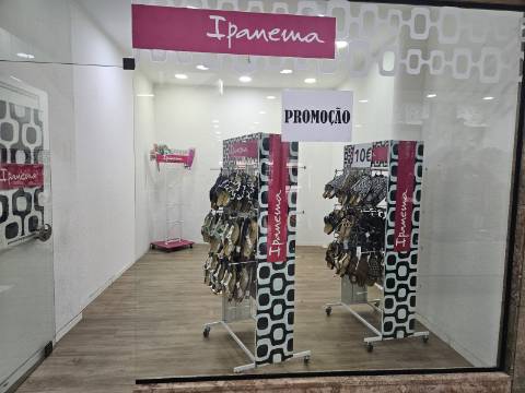 Loja no RC do Centro Comercial da Parede