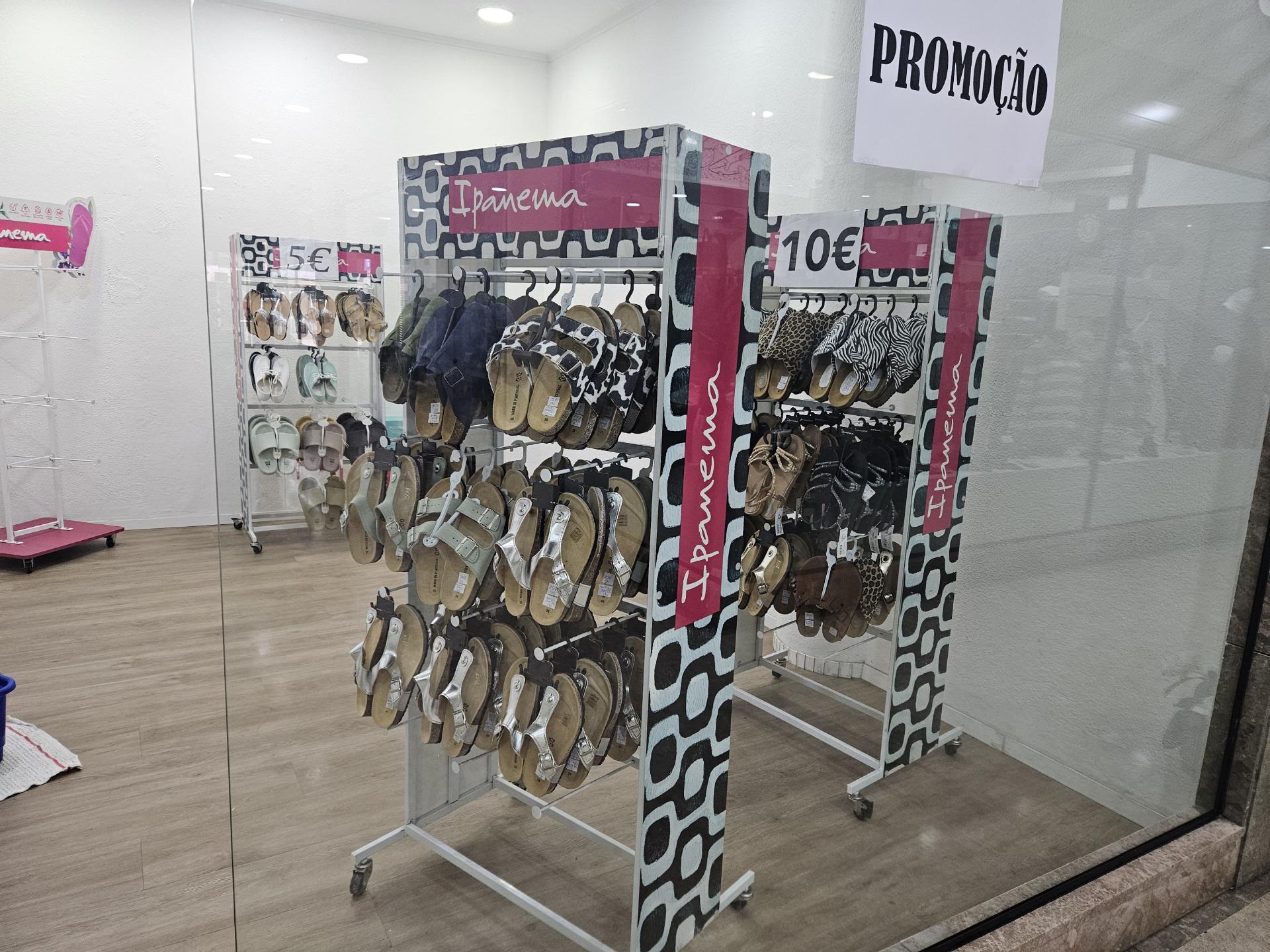 Loja no RC do Centro Comercial da Parede