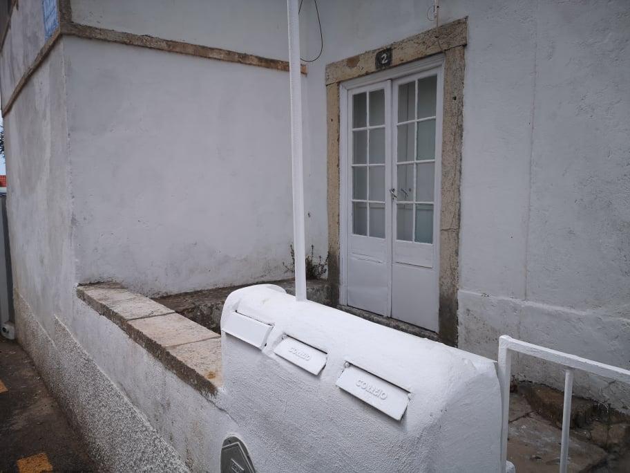 Rés-do-chão de moradia antiga - Parede Centro