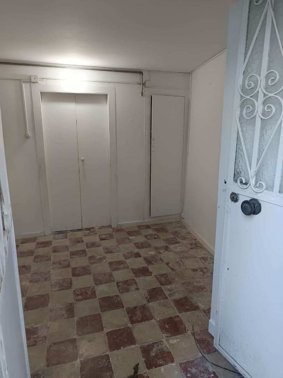 Rés-do-chão de moradia antiga - Parede Centro