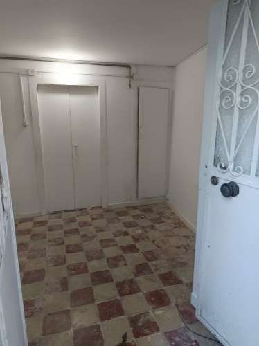 Rés-do-chão de moradia antiga - Parede Centro