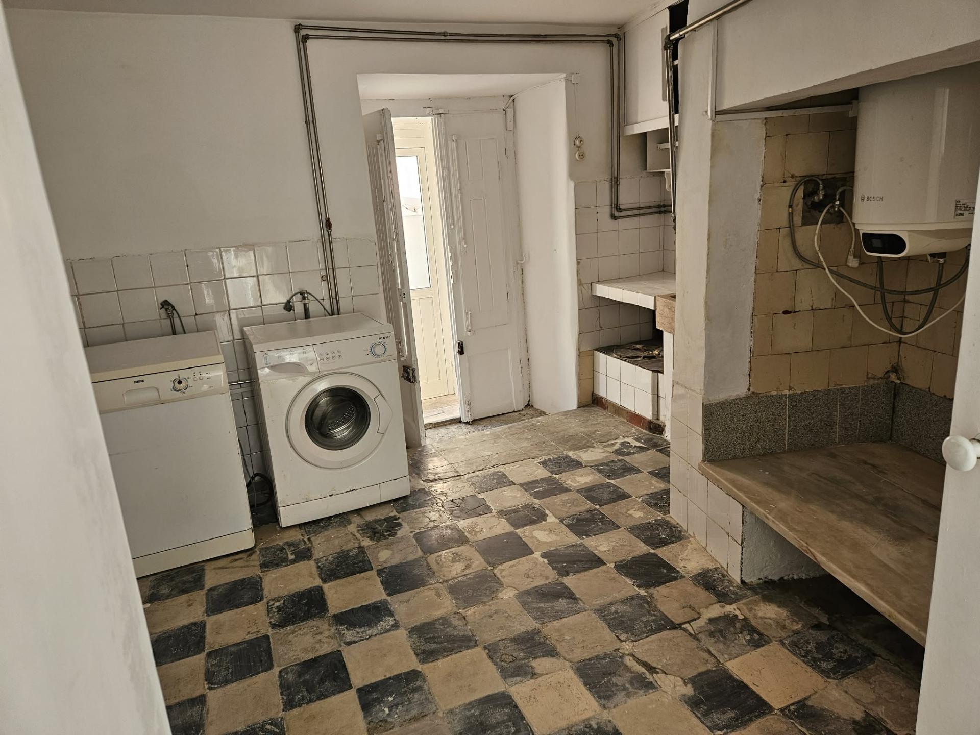 Rés-do-chão de moradia antiga - Parede Centro